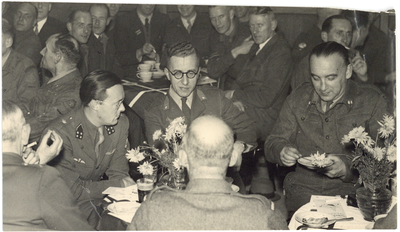 606519 Afbeelding van Prins Bernhard (links) tijdens zijn bezoek aan Utrecht, kort na de bevrijding.